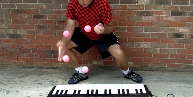 Video Dan Menendez Piano Juggler