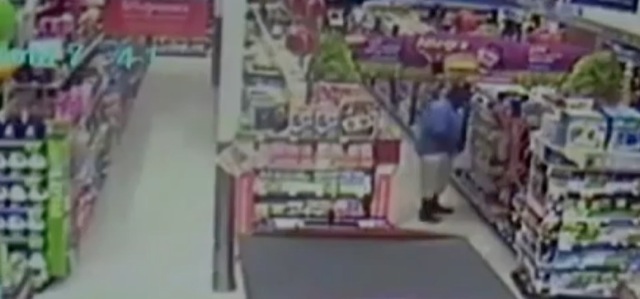 Video homme urine dans un supermarche