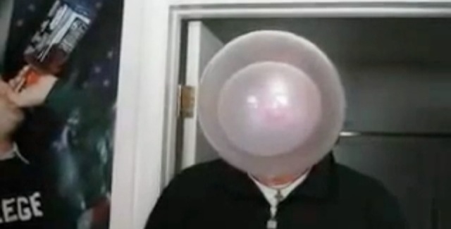 Video 3 bulles chewinggum en meme temps