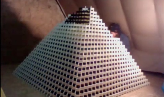 Video accident pyramide effondrements dominos