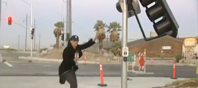 Video femme reporter genee par le vent