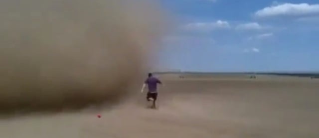 Video hommes entrent dans une tornade