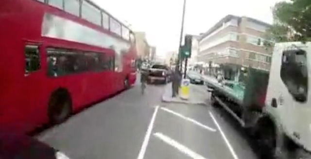 Video accident velo pris en sandwich Londres
