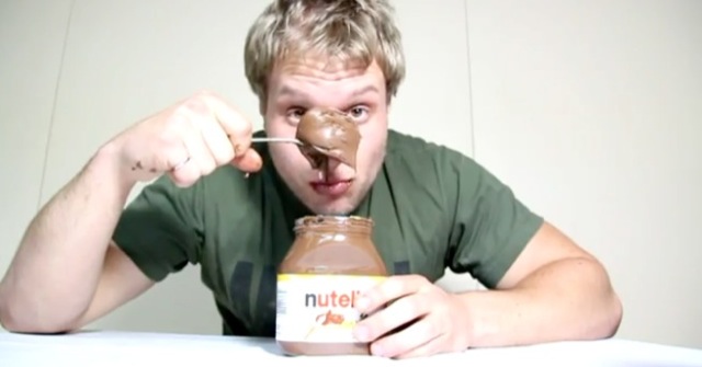 Video pot de Nutella mange en entier
