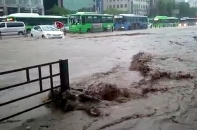 Video Inondations Seoul 27 juillet 2011