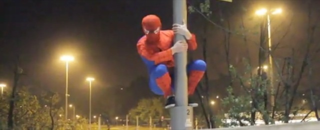 Video Spiderman homme casse couille de Varsovie
