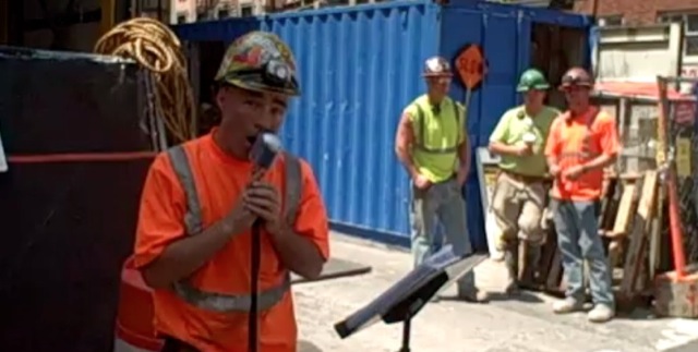 Video Gary Russo homme de chantier qui chante