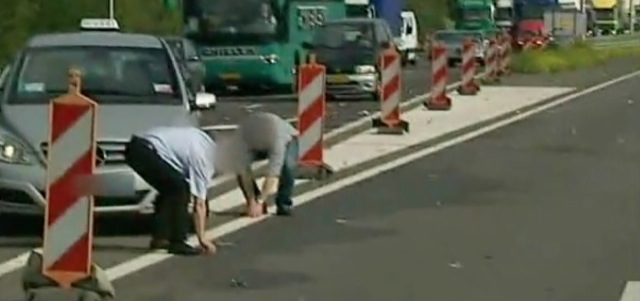 Video personnes ramassent billets euros autoroute