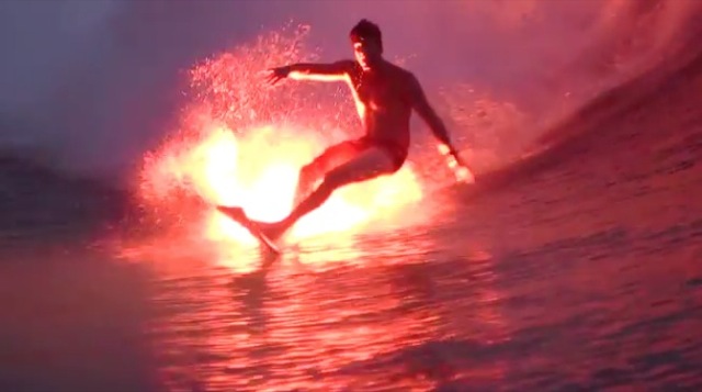 Video Bruce Irons surfe fumigene Red Bull Minor Threat