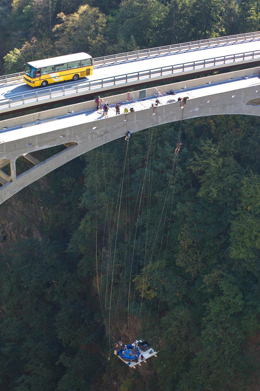 Construction d'un jaccuzzi suspendu, 50 m sous le pont