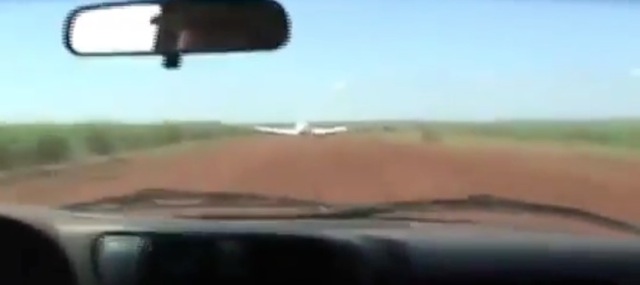 Video policiers defoncent un avion voleurs
