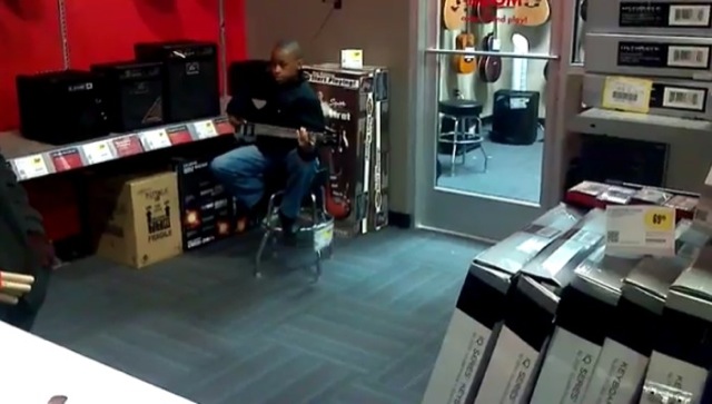 Video Famille joue des instruments dans un magasin Best Buy