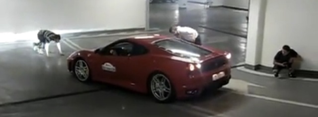 Video Ferrari qui ne peut pas sortir garage