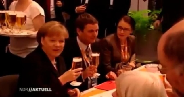 Video bieres renversees Angela Merkel