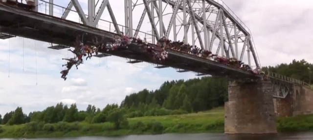 Video saut a la corde a 135 Pont Russie