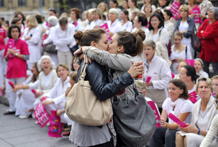 femmes embrassent manifestation homosexuels