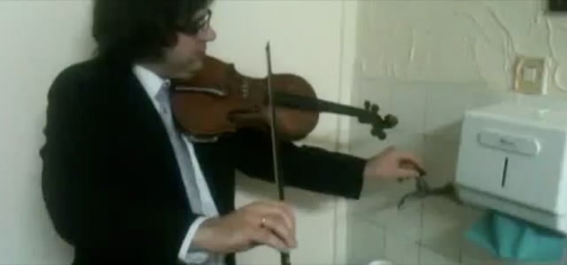 Video Triple Concerto aux toilettes