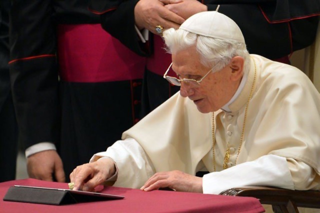 Benoit XVI a acheter un iPad