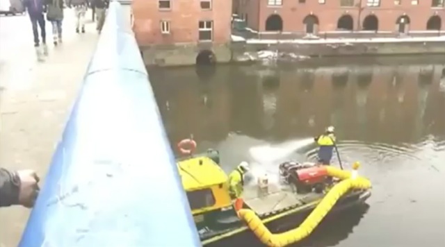 bataille boule de neige pompiers sur un pont Angleterre