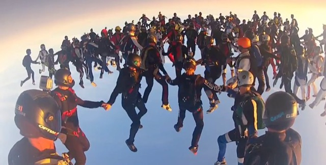 video Record du monde de saut en parachute  verticale
