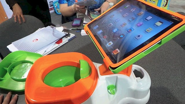 video iPotty les toilettes pour enfant geek avec iPad