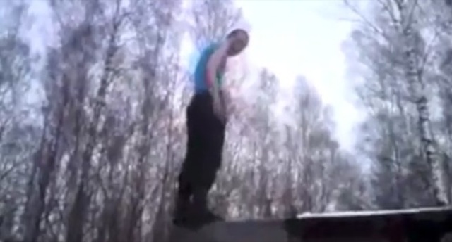 video saut dans a neige cascadeur russe