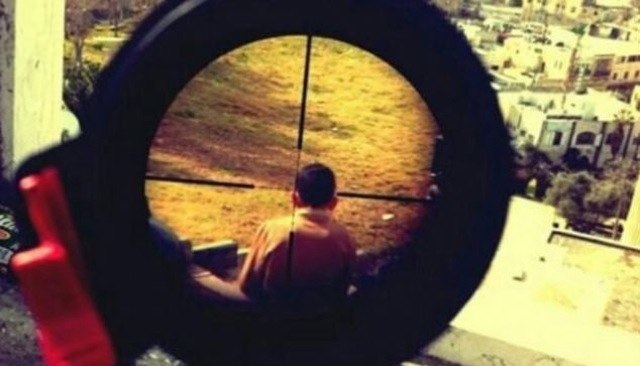 sniper israelien enfant palestinien ligne de mire fusil lunette