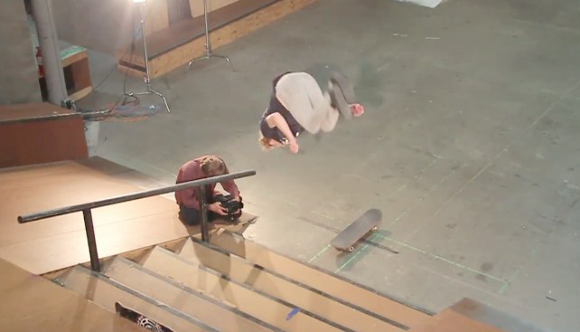 video skater saut backflip  dessus escalier