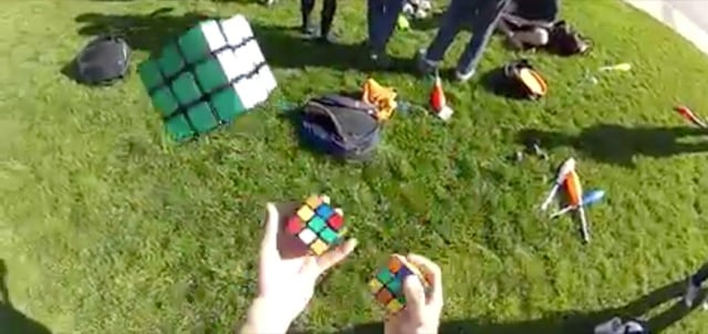 Resoudre 3 rubbiks cube en jonglant avec