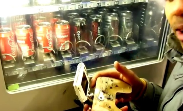 voler des canettes dans un distributeur automatique