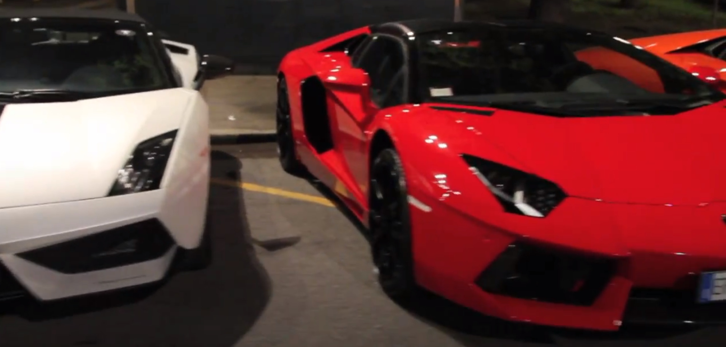 parking avec 100 Lamborghini