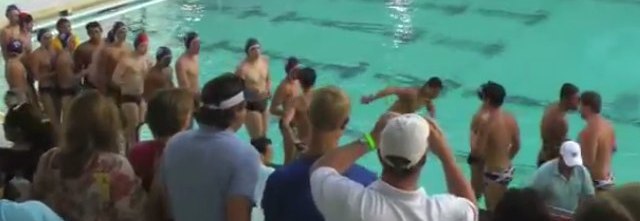 video Water-polo mauvais perdant pousse adversaire