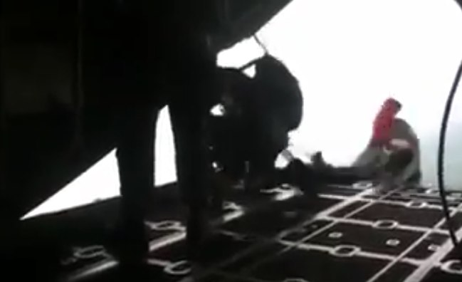 video miliataire accident parachute avion