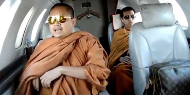 3 moines dans un jet prive