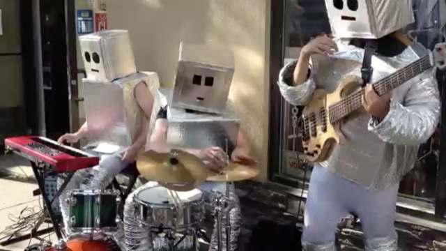 Robots jouent Daft Punk dans la rue