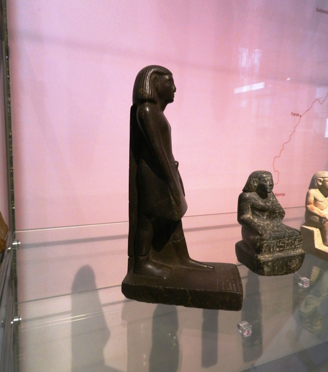 statue egyptienne tourne Musee Manchester