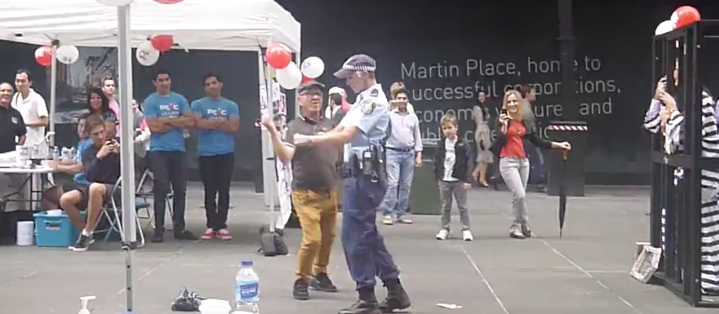 Australie il donne envie de danser a une policiere