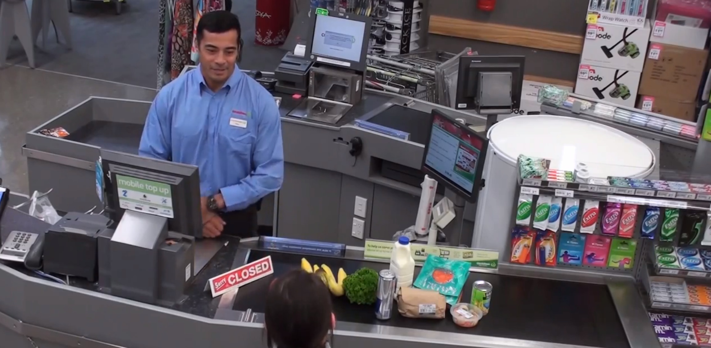 Robbie Magasiva acteur dans un supermarche
