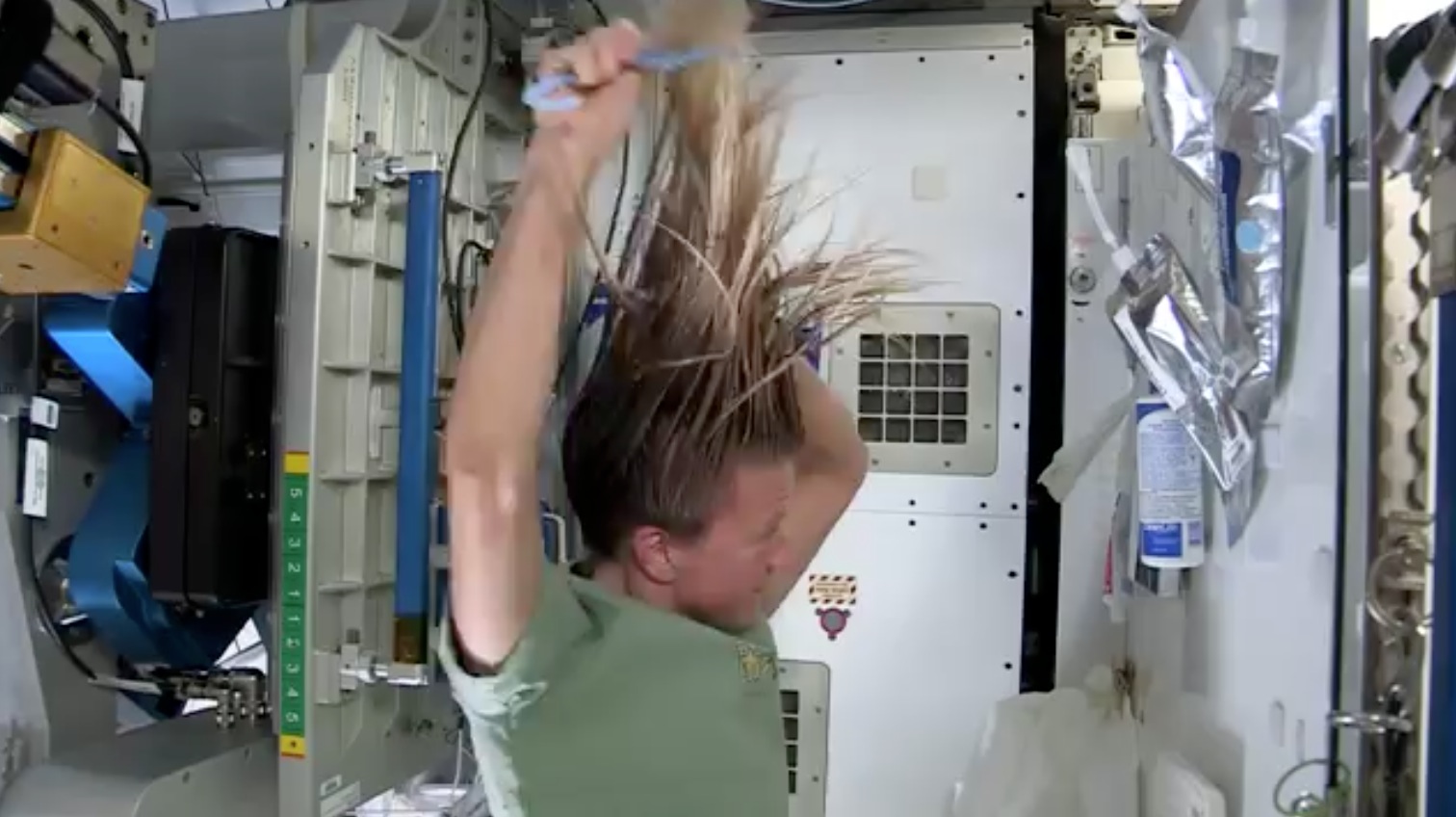 Video Comment se laver cheveux dans Espace
