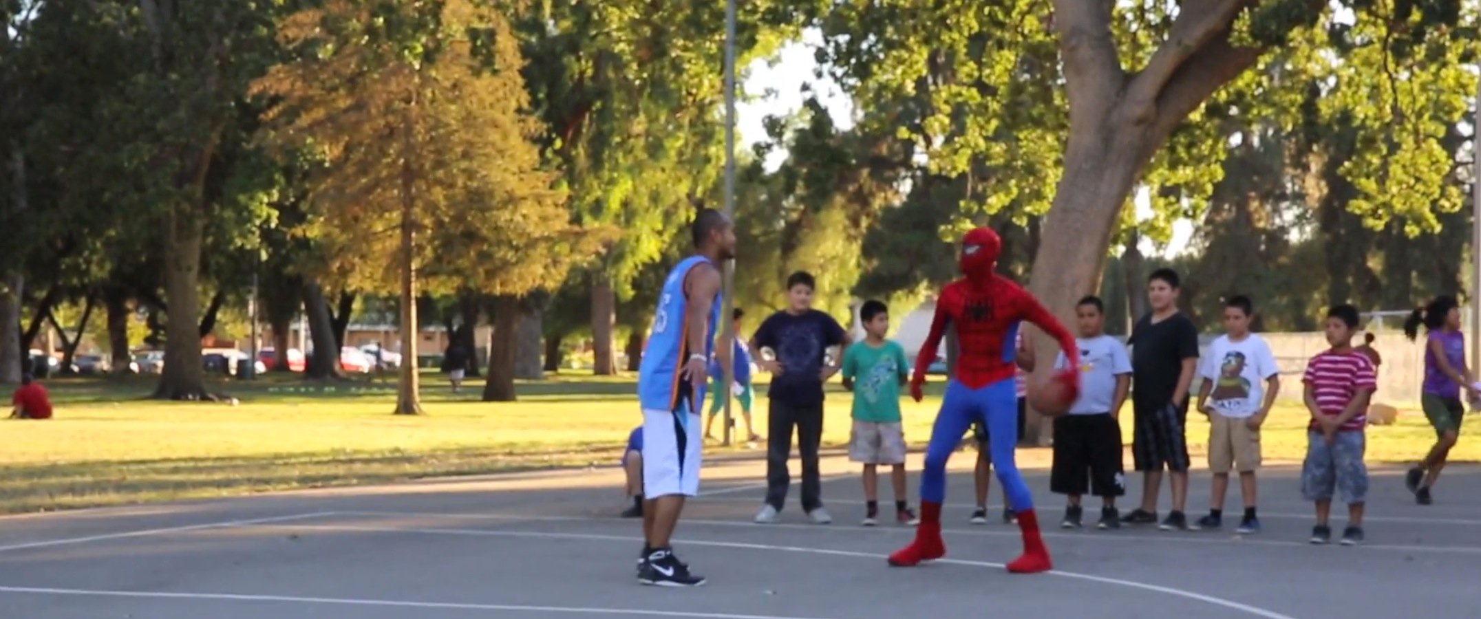 Video Spiderman joue basket