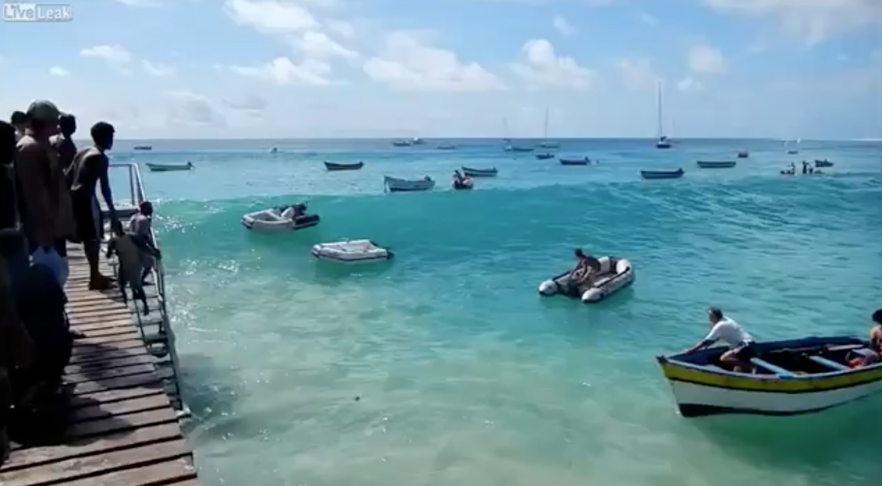 vague detruit un bateau