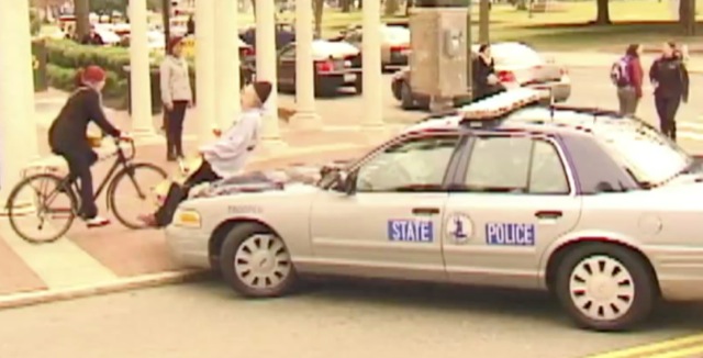 Video skateur fauche voiture police