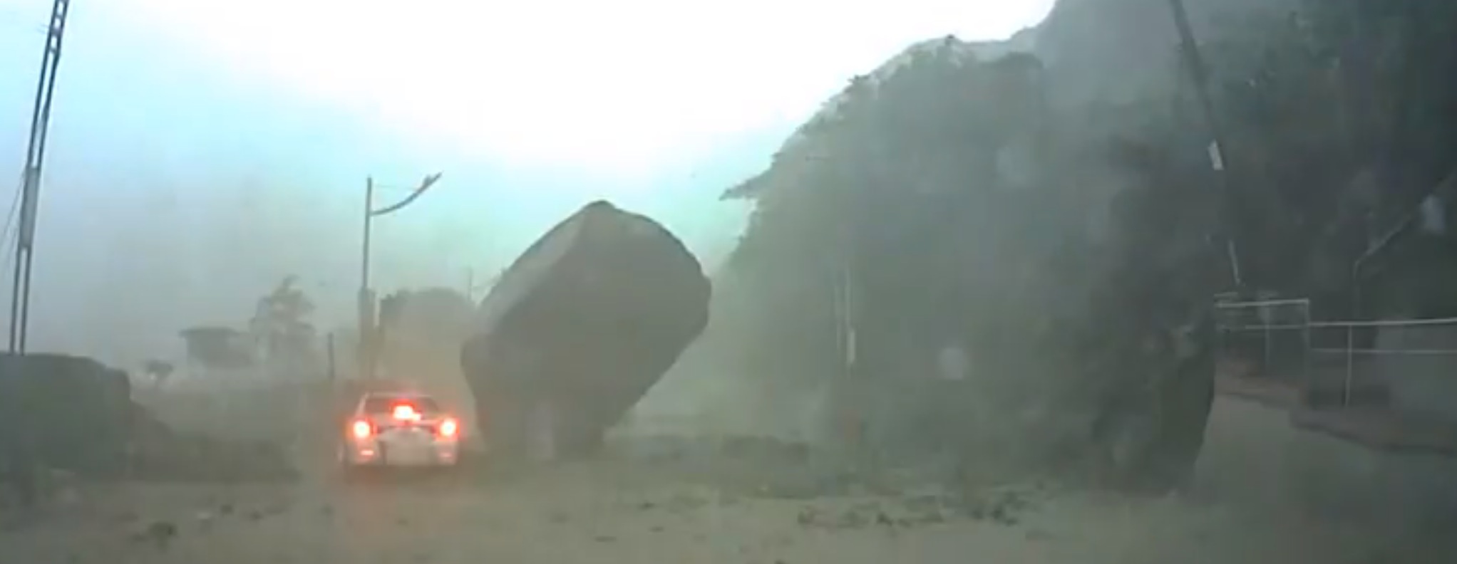 Video voiture ecrasee glissement de terrain
