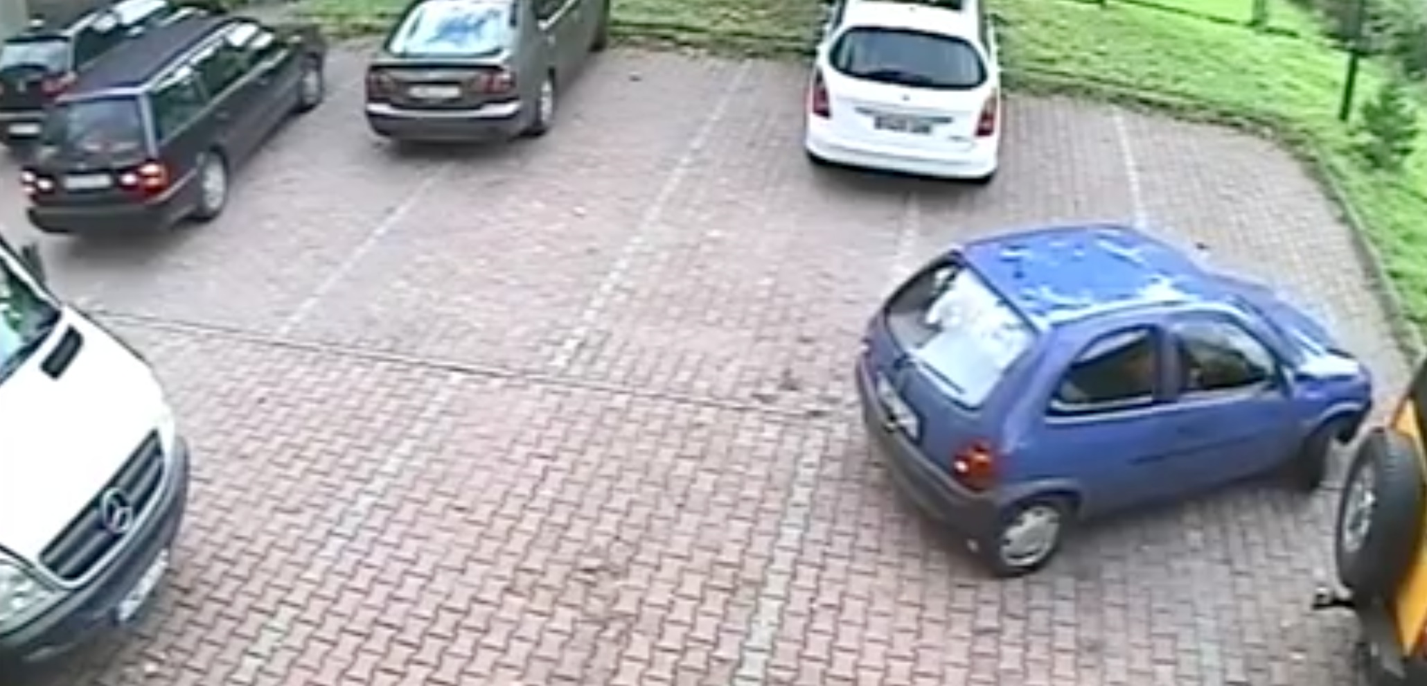 Video femme qui a du mal a sortir parking