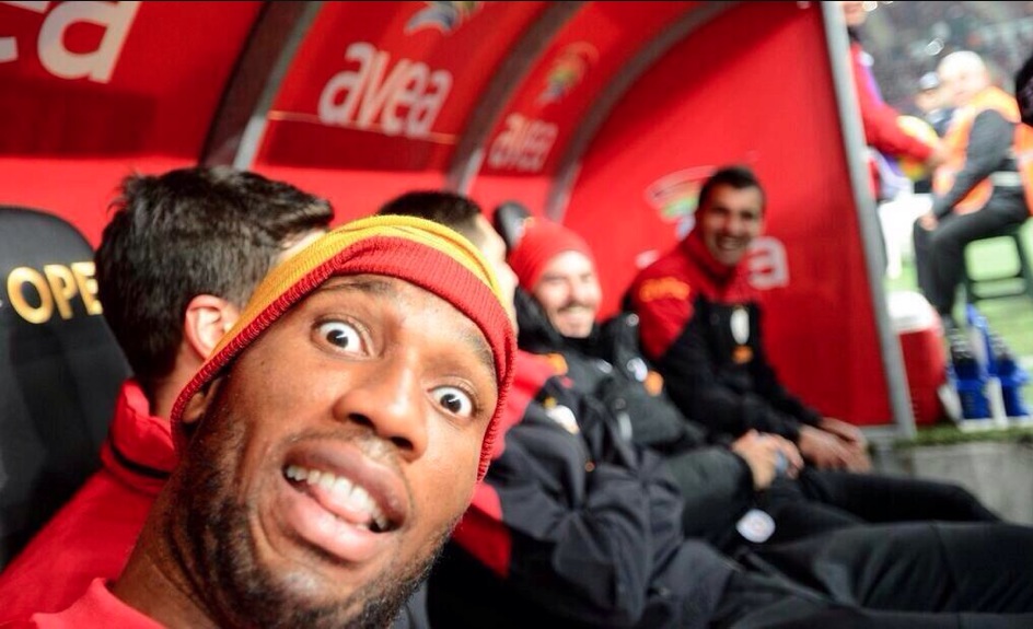Selfie de Didier Drogba sur le banc