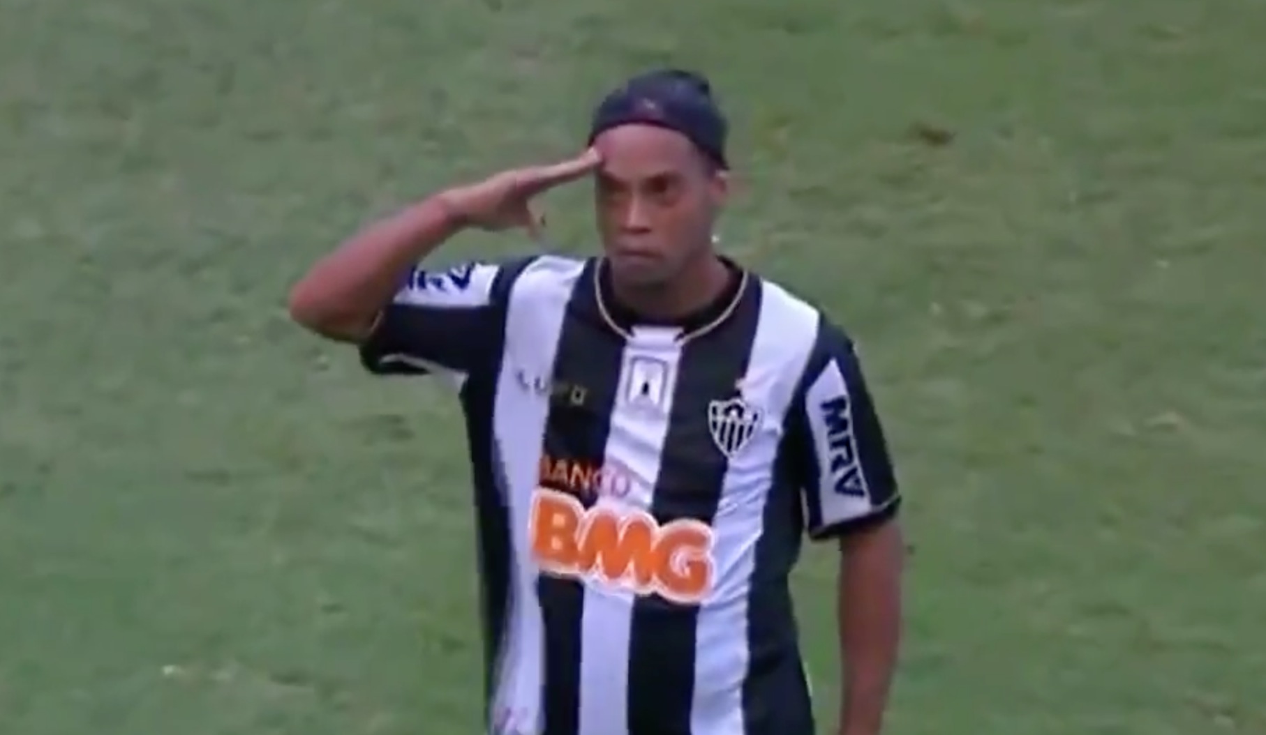 Ronaldinho marque sur coup franc et salue les supporters