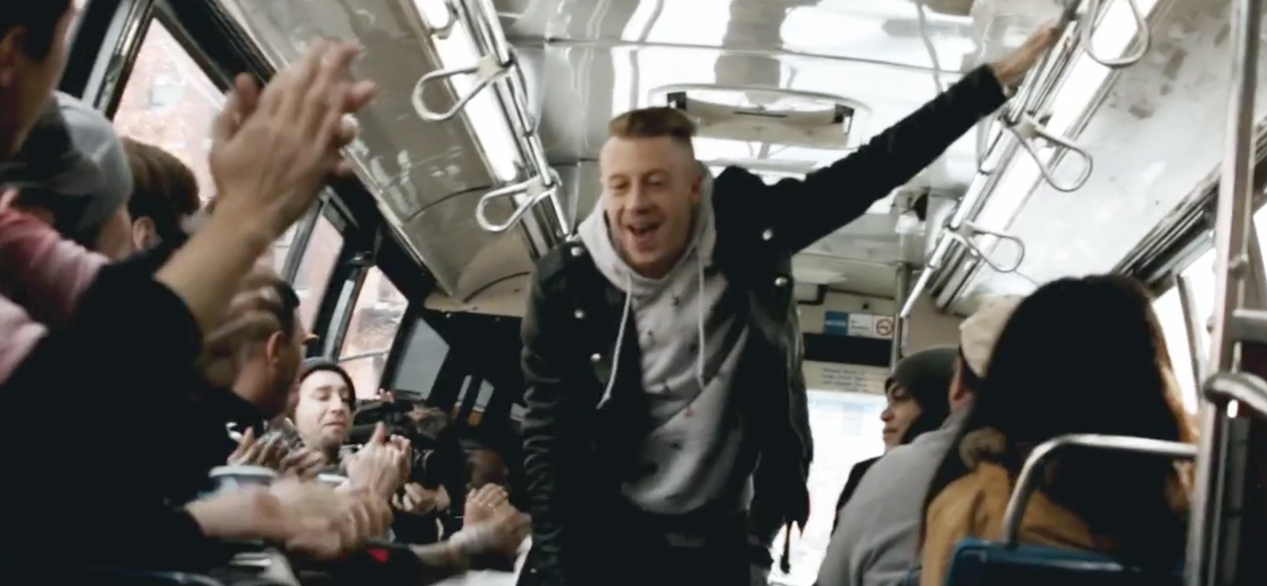 Video Macklemore and Ryan Lewis concert dans un bus