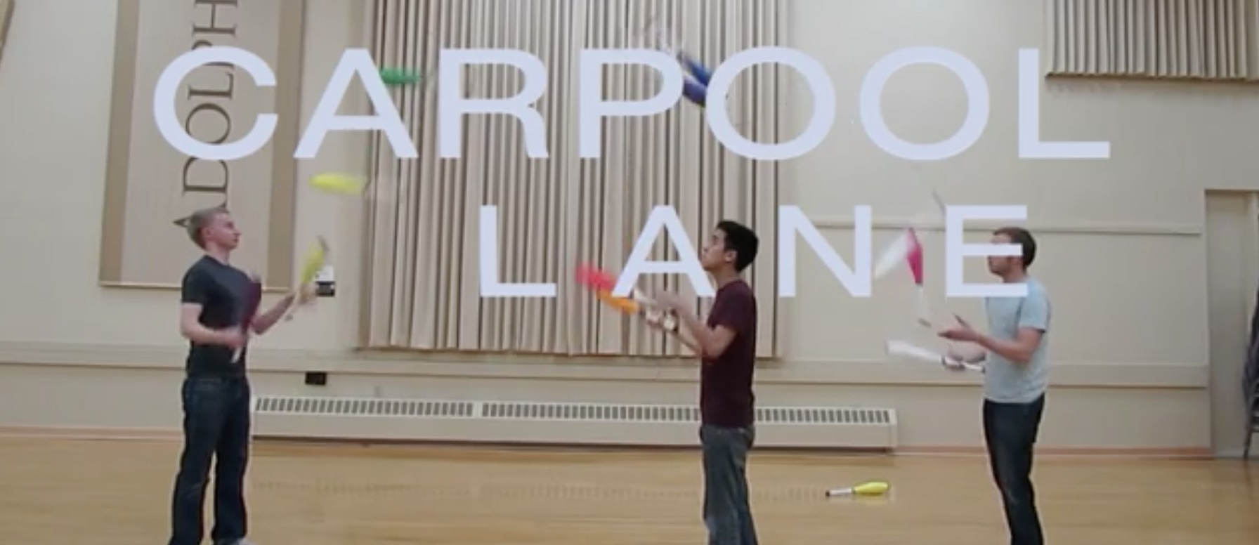 Video Carpool Lane jongleurs avec des quilles