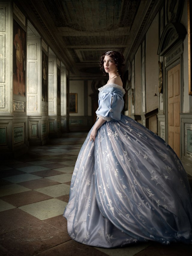 Alexia Sinclair A Frozen Tale Femme A la Robe Bleue [640]