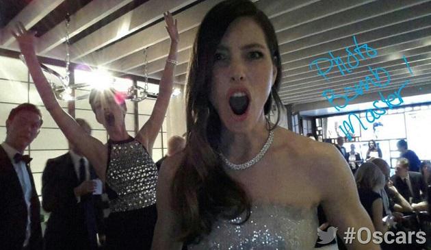 Jessica Biel photobomb Oscars 2014